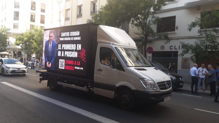 El autobús de Hazte Oír con mensajes contra Sánchez ya circula por Ferraz