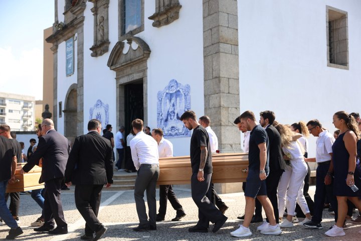 Compañeros de Diogo Jota portan su féretro