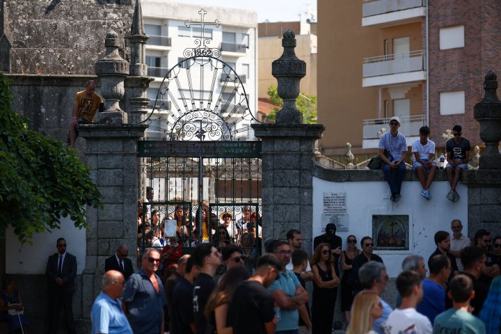 Vecinos de Gondomar observan el entierro desde la distancia.