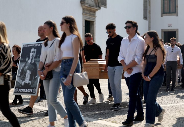 Los féretros entran a la Iglesia Matriz de Gondomar