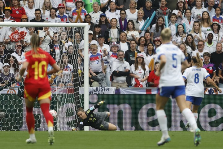 Lo paró Cata Coll a su derecha...