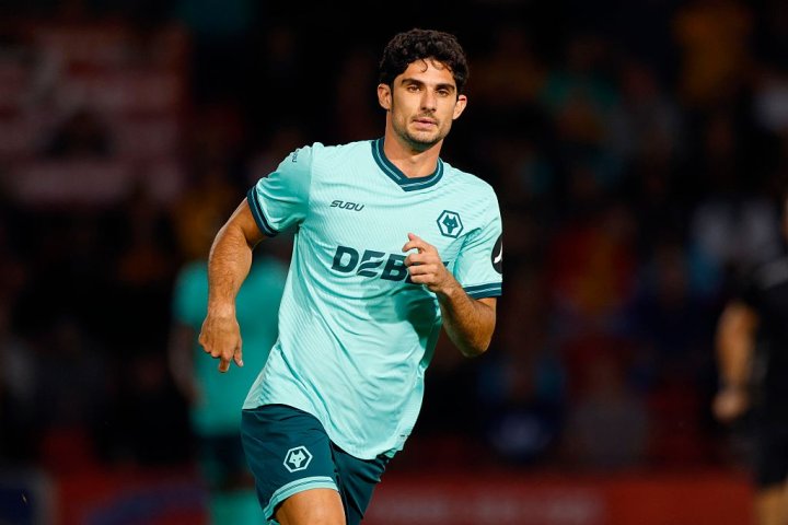 MANCHESTER, INGLATERRA - 27 DE NOVIEMBRE: Ruben Amorim, entrenador del Manchester United, habla con los medios de comunicación durante la rueda de prensa de la quinta jornada de la fase de grupos de la UEFA Europa League 2024/25, celebrada en el campo de entrenamiento de Carrington el 27 de noviembre de 2024 en Manchester, Inglaterra. (Foto de Alex Livesey/Getty Images)