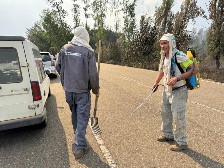 Varios vecinos que tratan de sofocar el fuego en Castrocalbón (León)