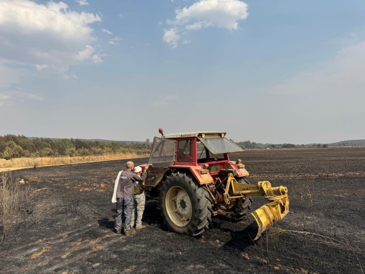 Los vecinos utilizan tractores para sofocar los incendios en Castrocalbón (León)