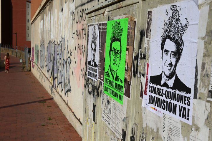 Carteles en la ciudad de León solicitando la dimisión del consejero de Medio Ambiente, Juan Carlos Suárez Quiñones, por los incendios forestales en la provincia