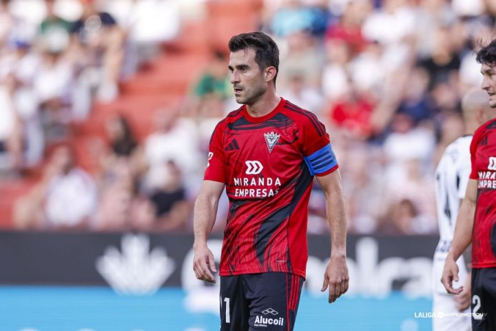 Minuto 32 | ¡Mereodea el Mirandés el área del Alba!