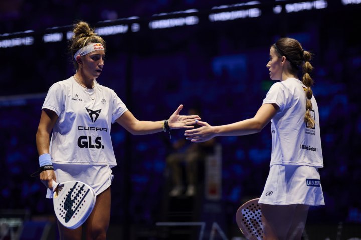 Bea González y Claudia Fernández