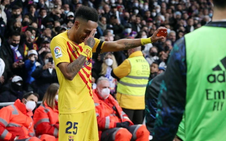 MADRID, SPAIN - MARCH 20: Pierre-Emerick Aubameyang of Barcelona scores their team's fourth goal during the LaLiga Santander match between Real Madrid CF and FC Barcelona at Estadio Santiago Bernabeu on March 20, 2022 in Madrid, Spain. (Photo by Gonzalo Arroyo Moreno/Getty Images)