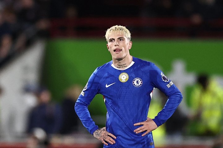 Soccer Football - Premier League - Chelsea v Fulham - Stamford Bridge, London, Britain - August 30, 2025 Alejandro Garnacho is pictured in the stands before signing for Chelsea Action Images via Reuters/John Sibley EDITORIAL USE ONLY. NO USE WITH UNAUTHORIZED AUDIO, VIDEO, DATA, FIXTURE LISTS, CLUB/LEAGUE LOGOS OR 'LIVE' SERVICES. ONLINE IN-MATCH USE LIMITED TO 120 IMAGES, NO VIDEO EMULATION. NO USE IN BETTING, GAMES OR SINGLE CLUB/LEAGUE/PLAYER PUBLICATIONS. PLEASE CONTACT YOUR ACCOUNT REPRESENTATIVE FOR FURTHER DETAILS..