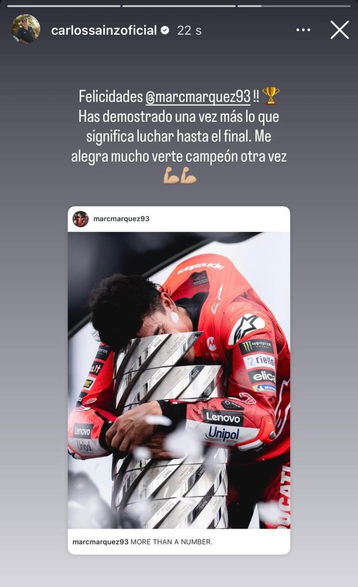 Carlos Sainz felicita a Marc Márquez
