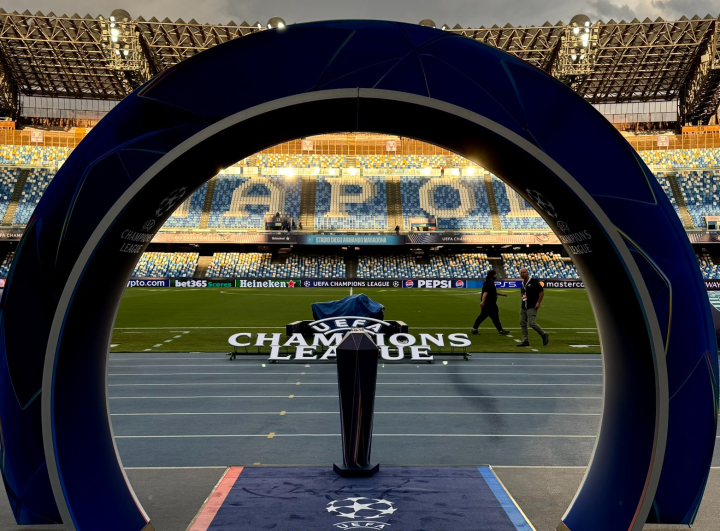 ¡SUENA EL HIMNO DE LA CHAMPIONS EN NÁPOLEEEEEEEEES!