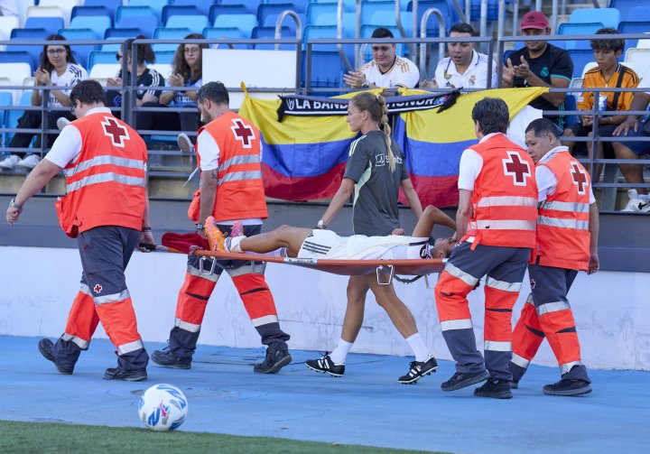 Antonia se marcha del campo en camilla