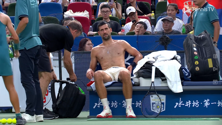 Djokovic, atendido por el fisio en Shanghái.
