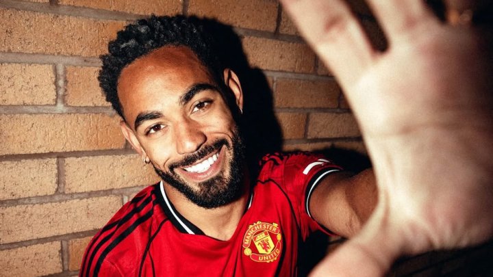 Matheus Cunha em ação pelo Manchester United.