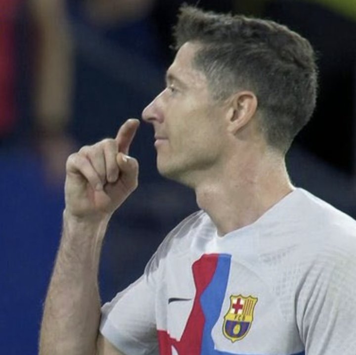  a Lewandowski le cayeron tres partidos por tocarse la nariz.