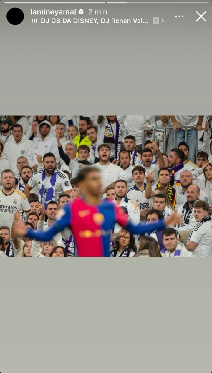 Jogadores do Real Madrid e Barcelona em campo em um Clássico.