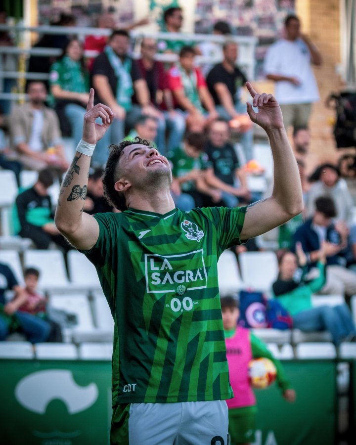 25/10/2025 - Toledo vs Sonseca - Adrián Hornero celebra uno de sus dos goles en el partido de Tercera Federación@CD_Toledo