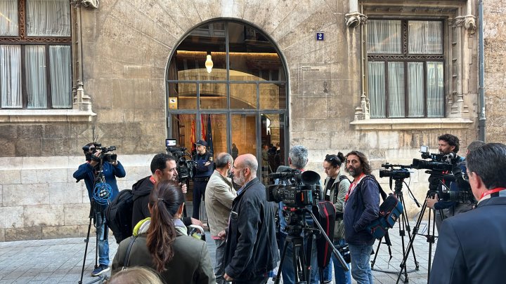 Periodistas congregados ante el Palau de Generalitat valenciana, este lunes. 