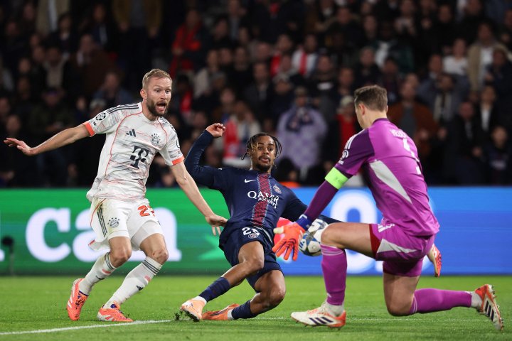 Neuer hace una parada.