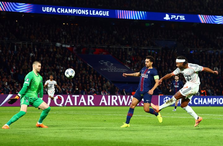 Gnabry, durante el partido contra el PSG