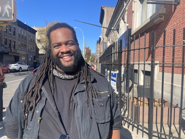 Machi Davis, de 37 años, tras votar por Zohran Mamdani en Brooklyn. 