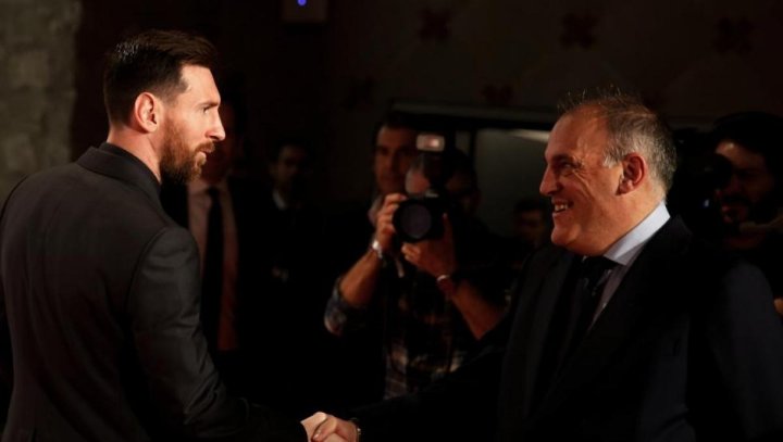 Leo Messi, ex jugador del FC Barcelona, recibe un premio de manos de Javier Tebas, presidente de LaLiga.