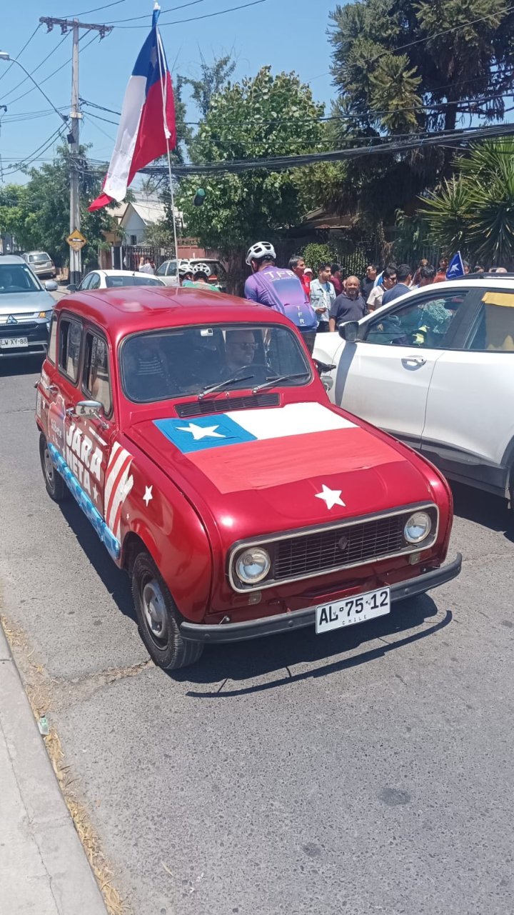 ¡Con la 'Jaraneta'! Así fue la llegada de Jeannetta Jara a su local de votación