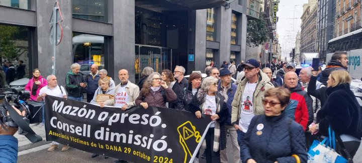 Concentración de víctimas de la dana, este lunes a las puertas del Congreso.