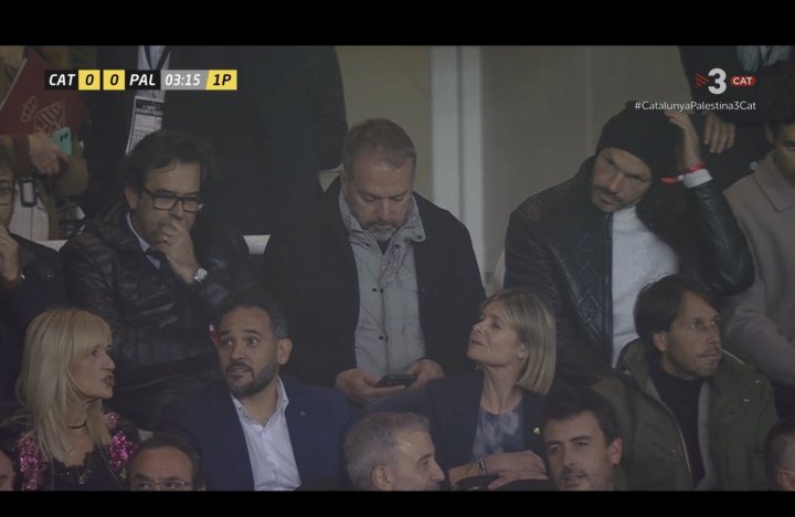 Hansi Flick en la grada de Montjuic.