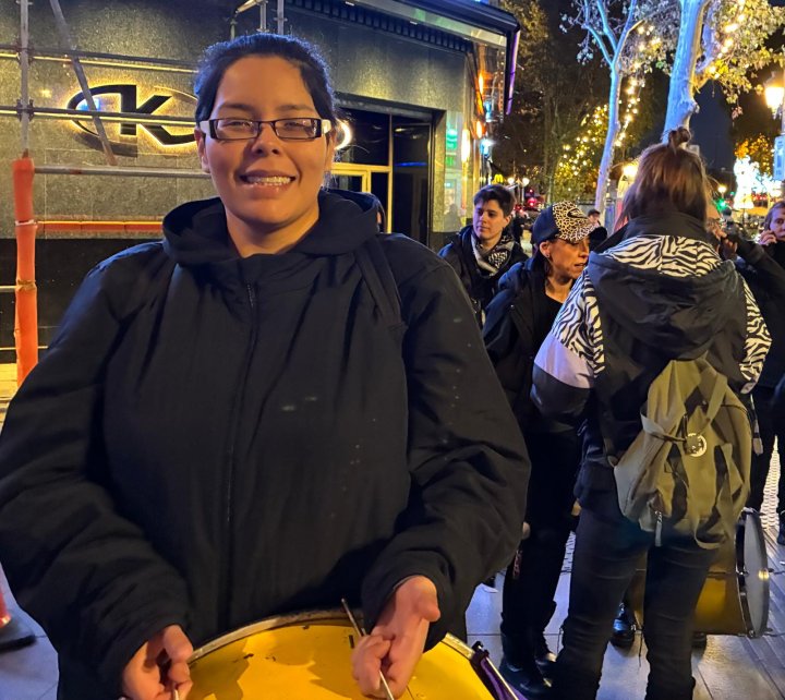 Nakari Villavicencio participa en su primera marcha del 25N