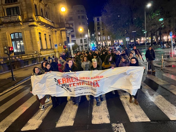 Cabecera de la marcha por el 25N en San Sebastián. 