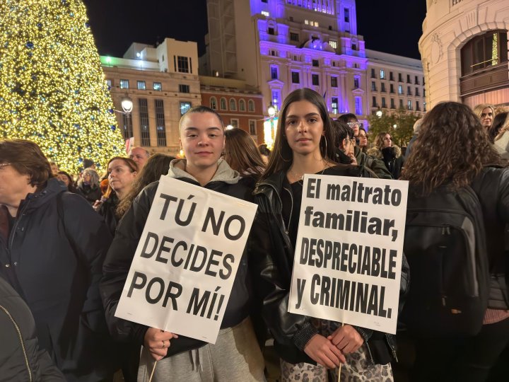 Dos jóvenes marchan en Madrid por el 25N.