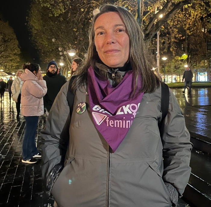 Mónica Zuñiga miembro de la Asociación Feminista de Gipuzkoa, en la marcha por el 25N.