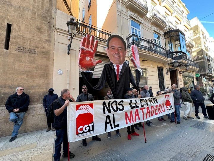 Los manifestantes se han reunido frente a Les Corts, antes del comienzo de la sesión.