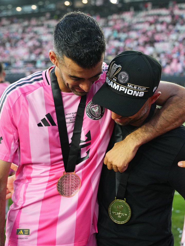 Javier Mascherano y Sergio Busquets festejan el campeonato.