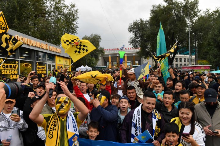 ¡Y SAAAAALTAN LOS EQUIPOS AL TERRENO DE JUEGOOOOOOOO! ¡SUENA EL HIMNO DE LA CHAMPIOOOOOOONS!