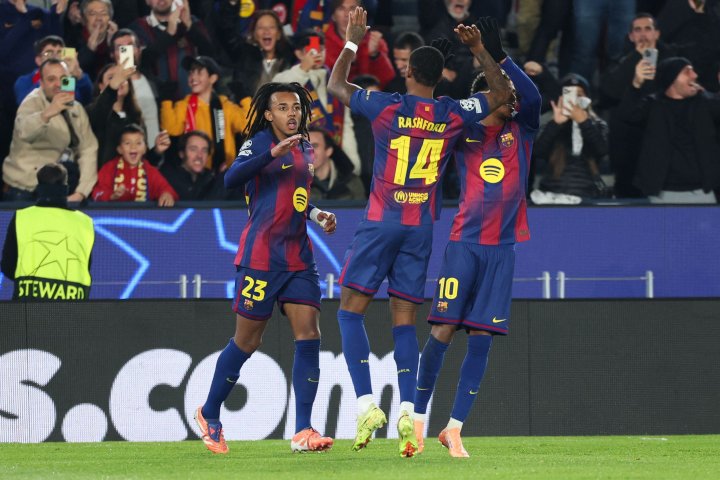 Koundé celebra un gol
