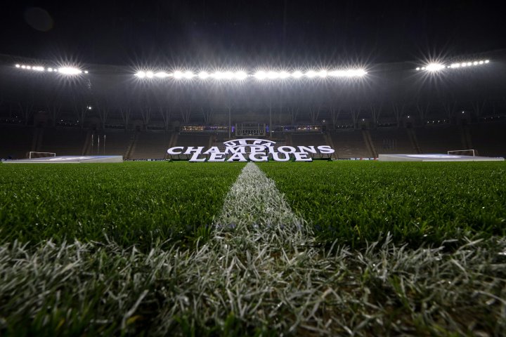 ¡Y SAAAAALTAN LOS EQUIPOS AL TERRENO DE JUEGO! ¡SUENA EL HIMNO DE LA CHAMPIOOOOOOONS!E