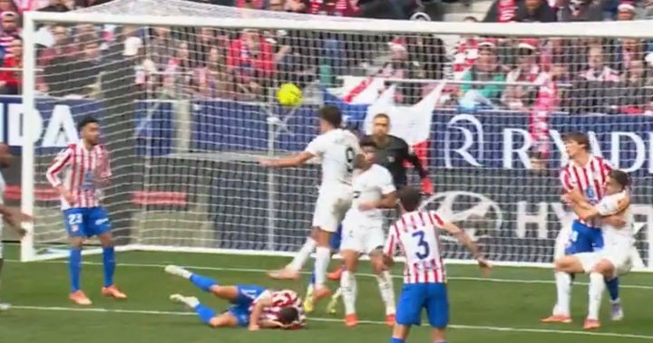 La locura en el área del Atlético en la última del Valencia