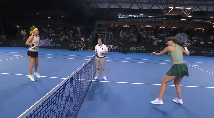 Marie Bouzkova y Paula Badosa, en Brisbane.