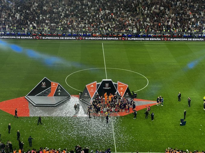 Una imagen que no gustó al Barça: El Real Madrid no esperó a ver a los blaugranas levantar el trofeo