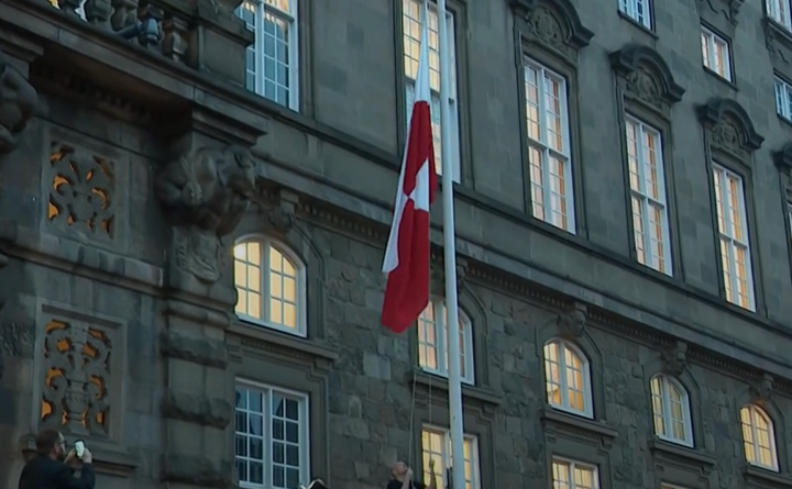 El izado la bandera de Groenlandia en el Palacio de Christianborg, en Copenhague. / Imagen de TV 2. 