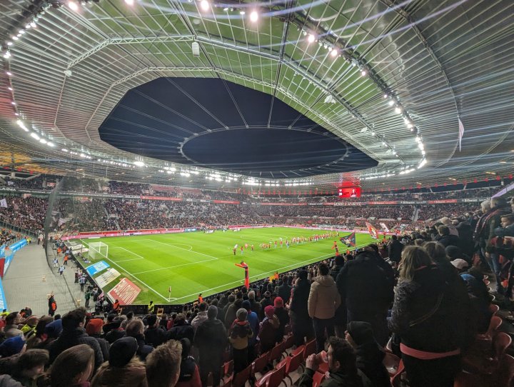 ¡SALTAN LOS EQUIPOS AL TERRENO DE JUEGO! ¡SUENA EL HIMNO DE LA CHAMPIONS EN EL BAY ARENA!