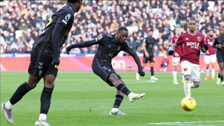 LONDON (United Kingdom), 04/01/2026.- Rodrigo Bentancur of Tottenham Hotspur (L) and Lutsharel Geertruida of Sunderland argue after the English Premier League match between Tottenham Hotspur and Sunderland AFC, in London, Britain, 04 January 2026. (Reino Unido, Londres) EFE/EPA/TOLGA AKMEN EDITORIAL USE ONLY. No use with unauthorized audio, video, data, fixture lists, club/league logos, 'live' services or NFTs. Online in-match use limited to 120 images, no video emulation. No use in betting, games or single club/league/player publications.

