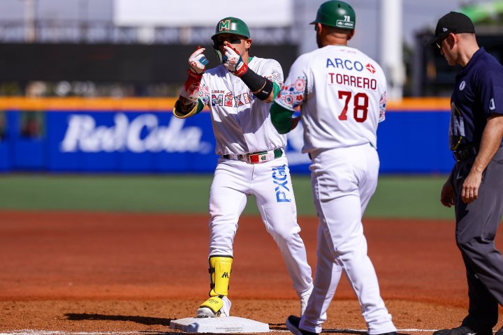 Rodolfo Amador festeja en primera (cortesía Beisbol Caribe)