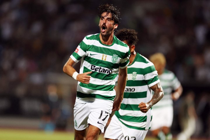Sporting Lisbon's Portuguese forward #17 Francisco Trincao celebrates scoring a goal during the Portuguese League football match between Casa Pia AC and Sporting CP at Municipal Stadium in Rio Maior on August 8, 2025. (Photo by PATRICIA DE MELO MOREIRA / AFP)