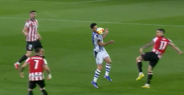 Guedes recibe un balonazo en la cara