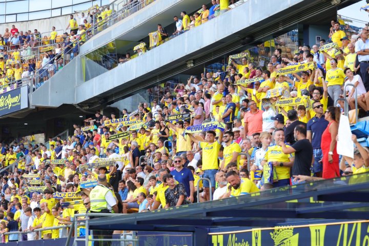 ¡SAAAAAAAALTAN LOS EQUIPOS AL TERRENO DE JUEGOOOOOOO!