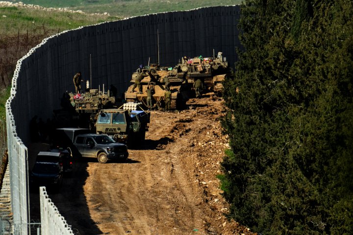 Tanques israelíes estacionados cerca de un muro cerca de la frontera con el Líbano