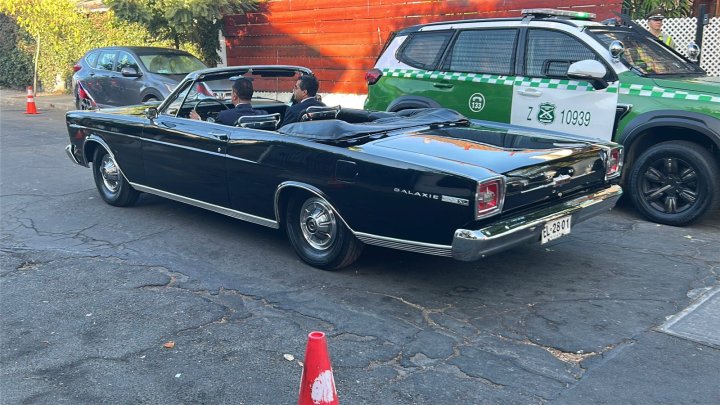 El tradicional vehículo Ford Galaxi, que trasladará al nuevo Presidente José Antonio Kast, ya se dirige al Congreso Nacional